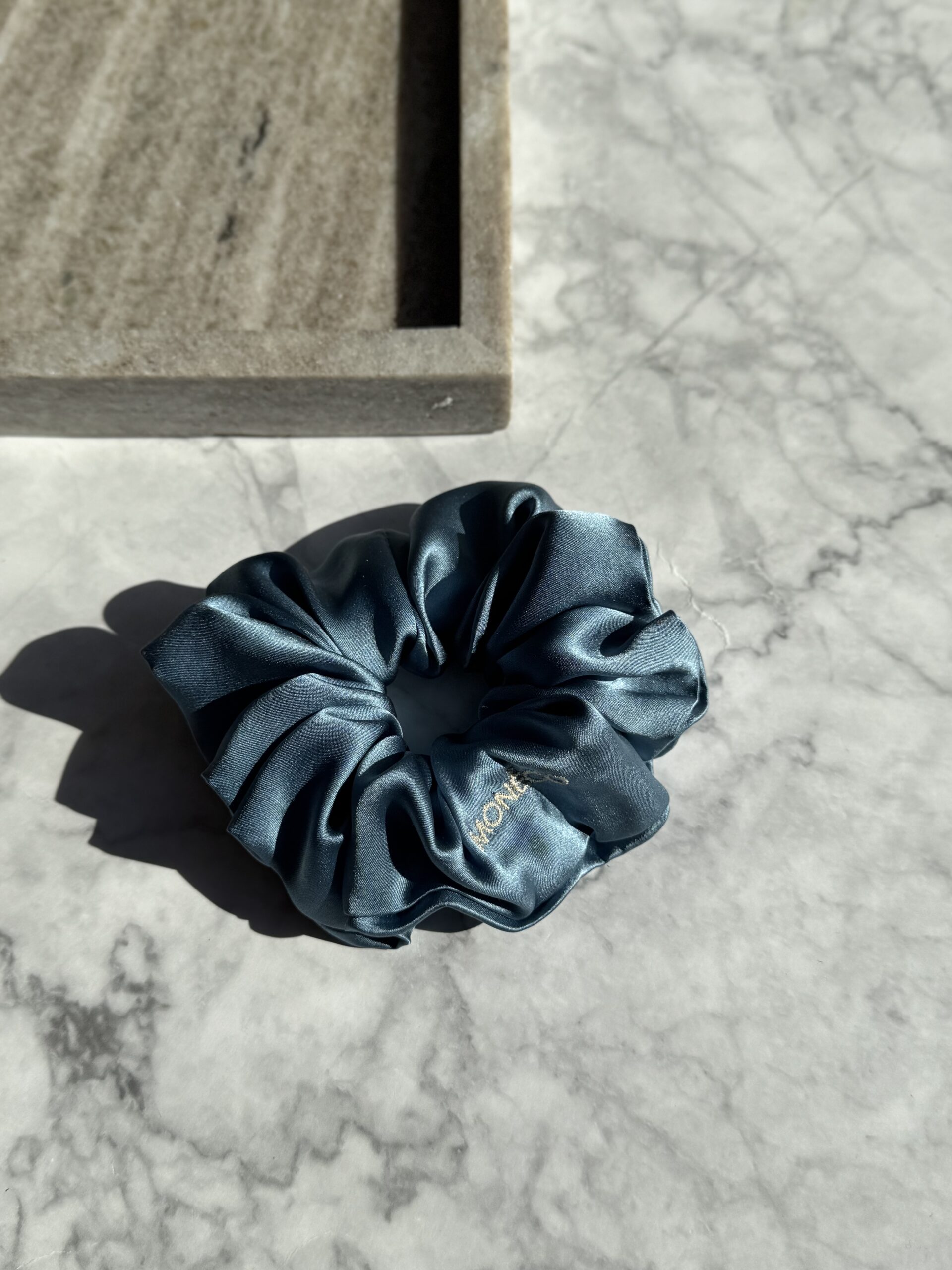 Копринен ластик Scrunchie - Steel Blue - Image 2